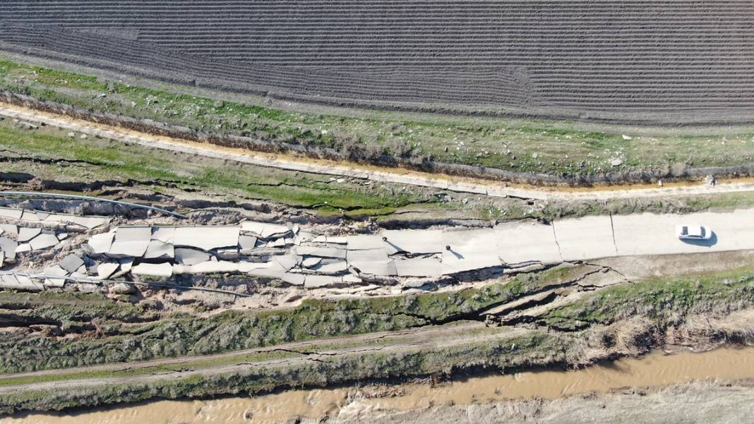 Kırılan fay hattı görüntülendi! Filmden kareler değil gerçek: Yollar yarıldı, devasa çatlaklar oluştu! 21